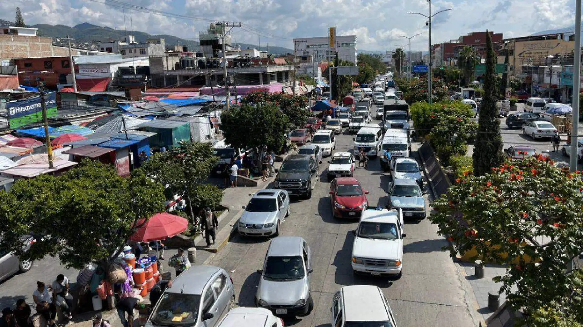 Pobladores de Acapulco colapsan Chilpancingo en su búsqueda de víveres y alojamiento